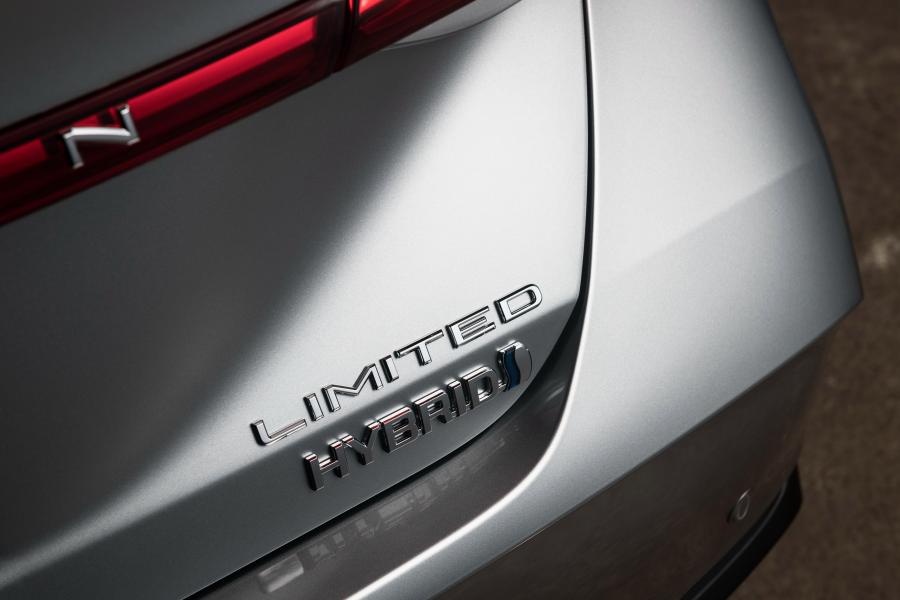 Детали экстерьера Toyota Avalon Hybrid Limited 2018 года  (фото 13 из 34)